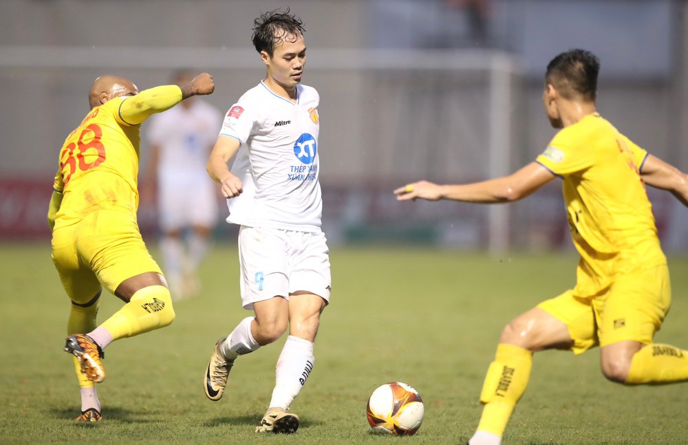 Nam Định đang nắm lợi thế dù phải đá sân khách