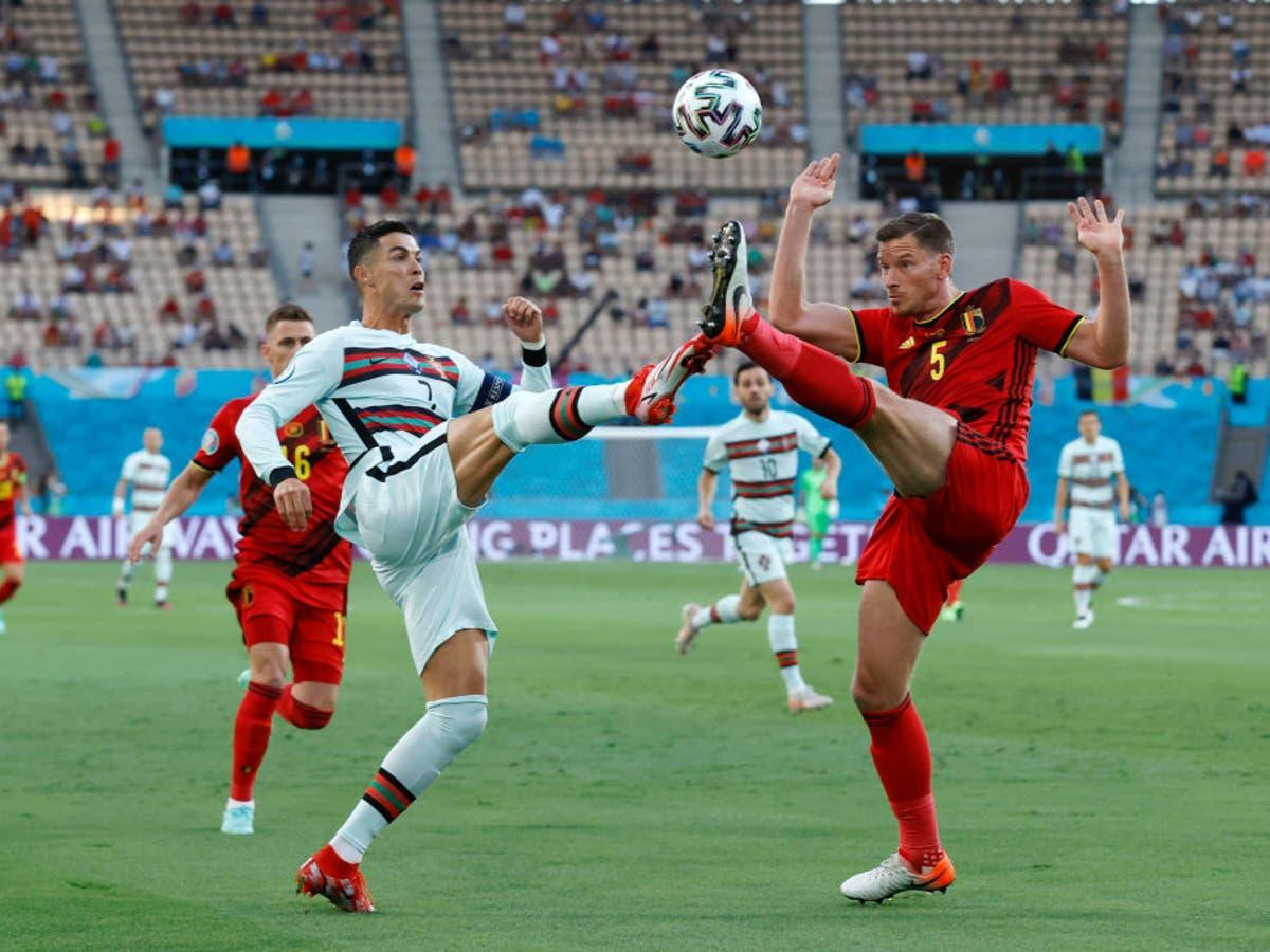 Ronaldo bất lực trong vòng vây của các cầu thủ Bỉ Ronaldo bất lực trong vòng vây của các cầu thủ Bỉ