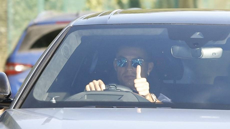 Ronaldo chỉ đáp lễ fan từ xa Ronaldo chỉ đáp lễ fan từ xa