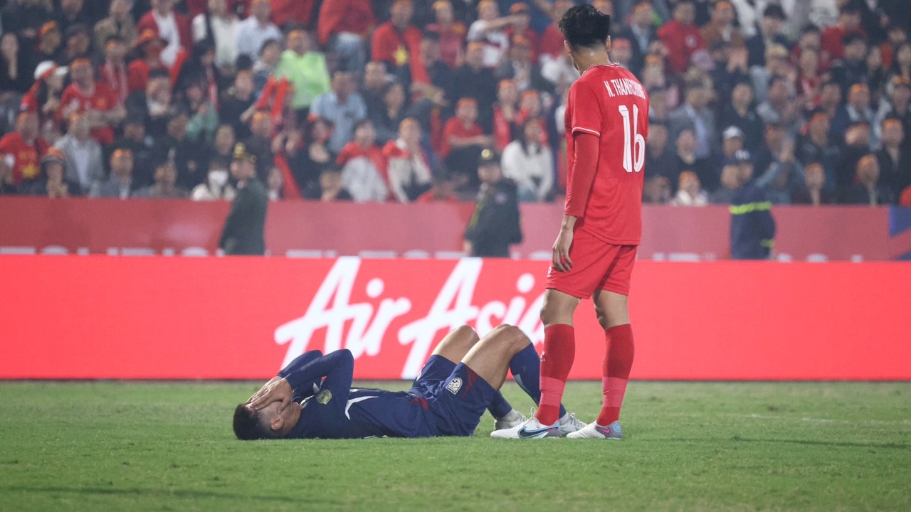 Akarapong Pumwisat đau đớn trước khi rời sân