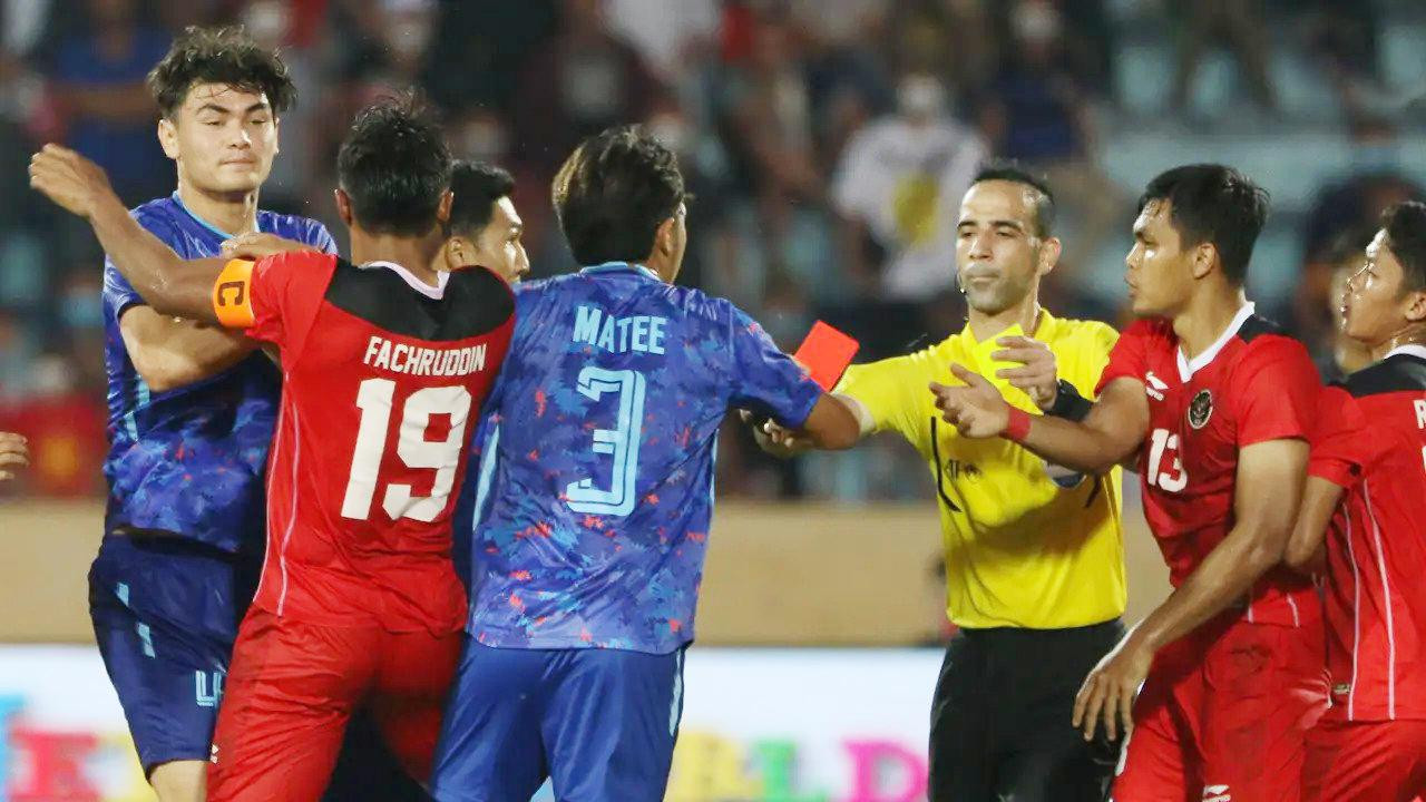 Màn ẩu đả ở trận thua Thái Lan khiến U23 Indonesia bị đuổi tới 3 người Màn ẩu đả ở trận thua Thái Lan khiến U23 Indonesia bị đuổi tới 3 người