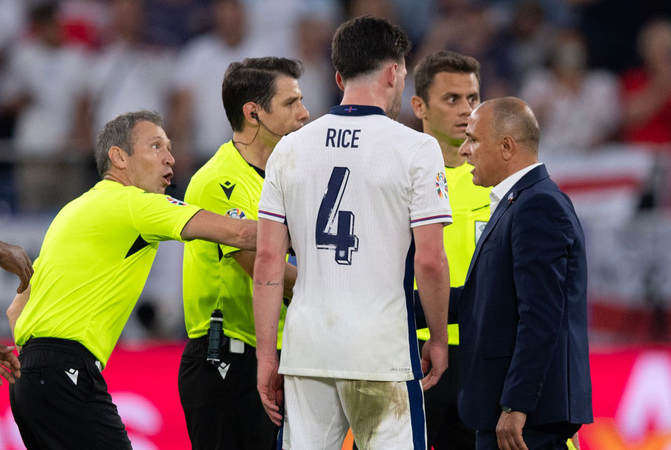 Rice tiến gần HLV tuyển Slovakia khiến các trọng tài phải can thiệp