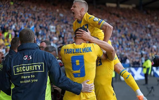 Yaremchuk ăn mừng cùng đồng đội sau khi nâng tỷ số lên 2-0