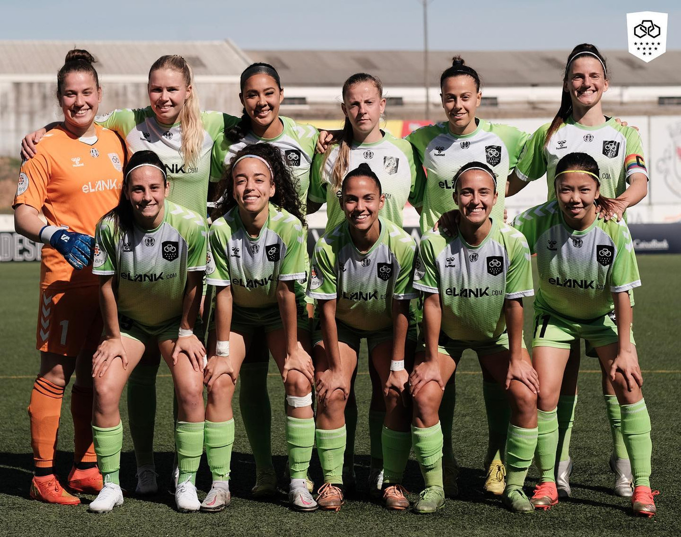 Gabi Goncalves (ngoài cùng bên trái, hàng dưới) trong đội hình của Lank