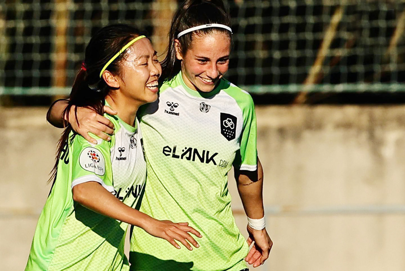 Gabi Goncalves ăn mừng bàn thắng cùng Huỳnh Như