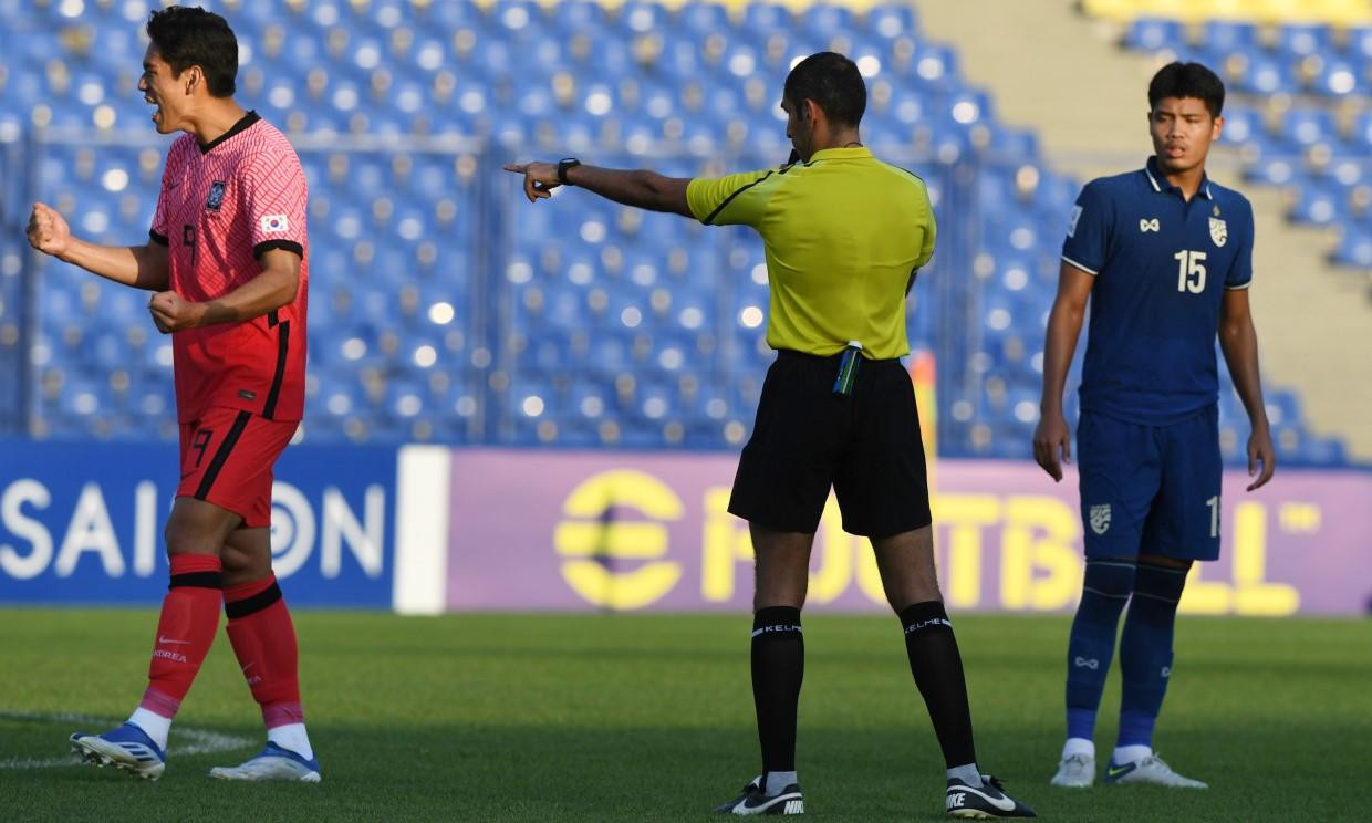 Trọng tài công nhận bàn thắng cho Hàn Quốc sau khi tham khảo VAR