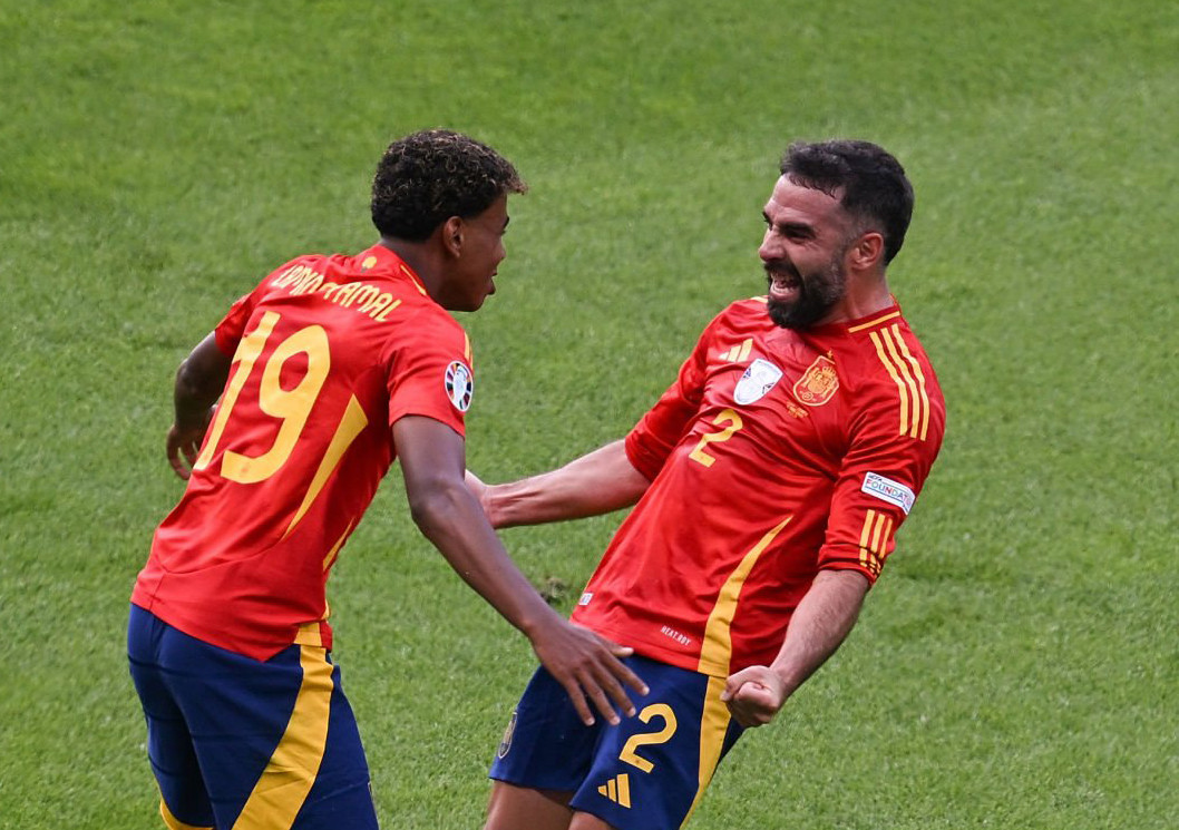 Carvajal và Yamal trong màu áo ĐTQG Carvajal và Yamal trong màu áo ĐTQG