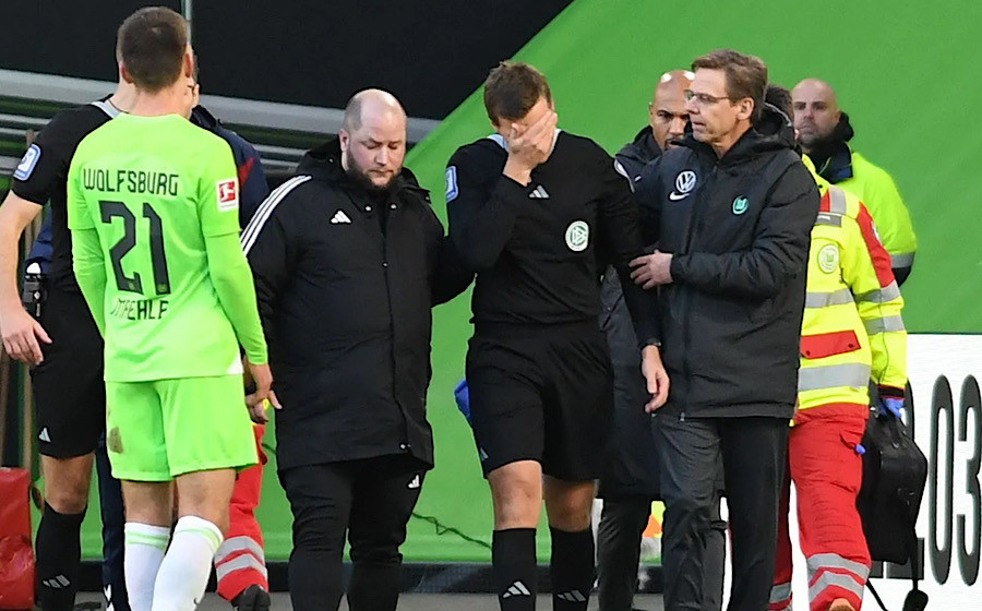 Trợ lý Finkgrafe bị choáng và phải rời sân