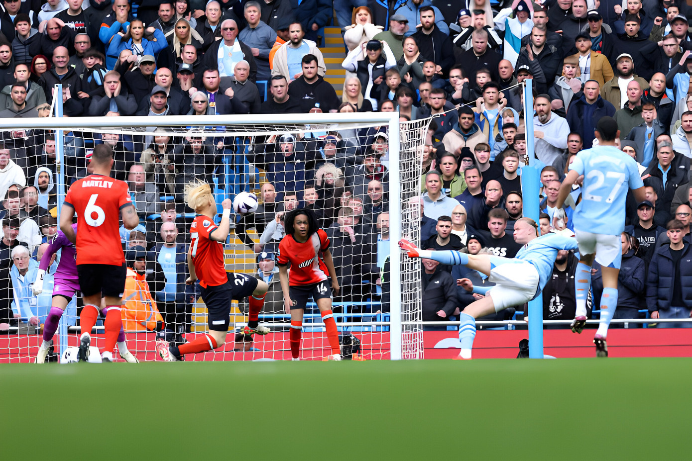 Đại thắng Luton, Manchester City chiếm ngôi đầu giải Ngoại hạng ảnh 4