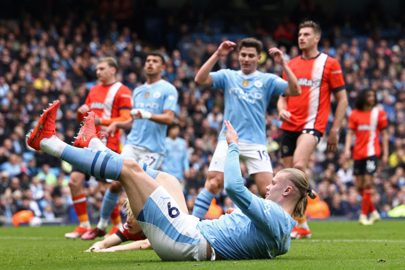 Đại thắng Luton, Manchester City chiếm ngôi đầu giải Ngoại hạng ảnh 9