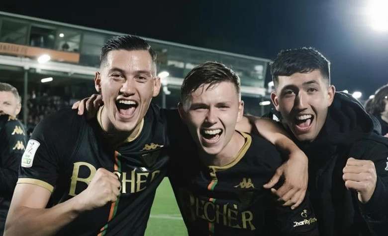 Venezia của Idzes (bìa trái) đã lên hạng sau 2 năm