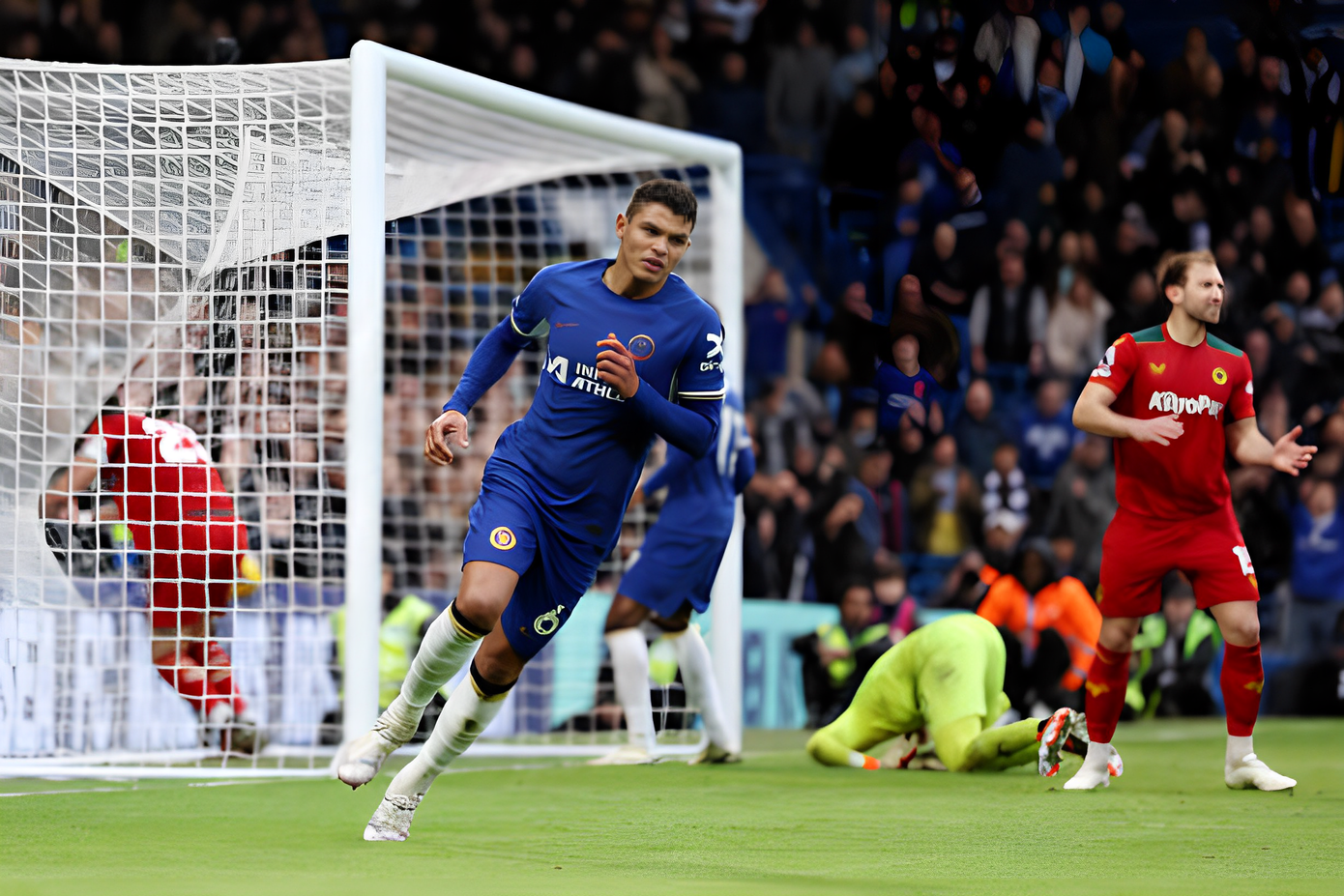 Thiago Silva ghi bàn nhưng ở khâu phòng ngự, anh không làm tốt