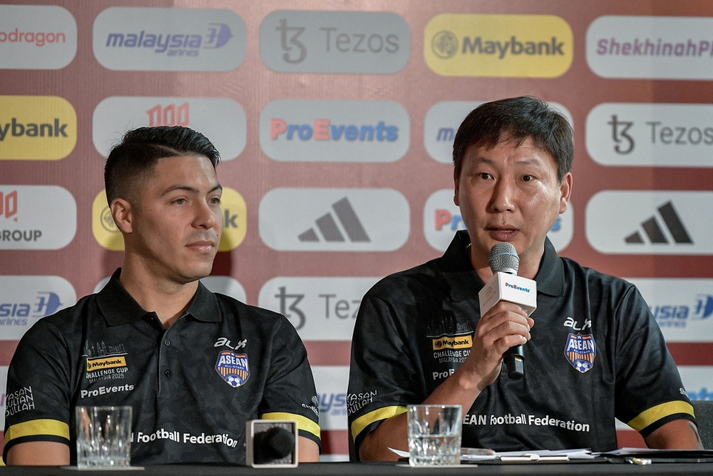 HLV Kim Sang-sik trong cuộc họp báo trước trận