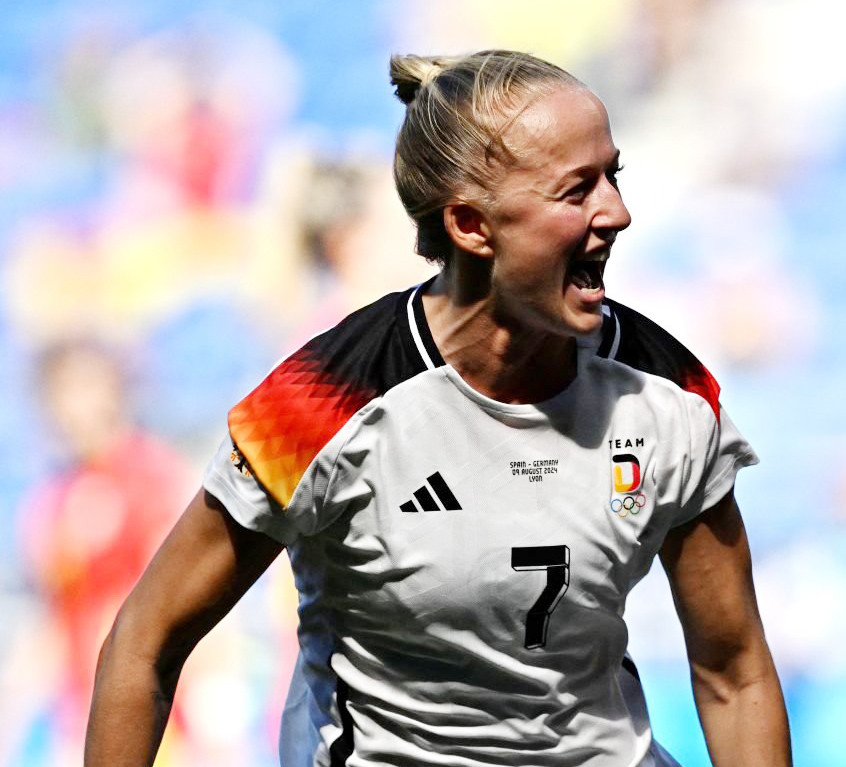 Đức đã được hưởng thành quả bằng lối đá hợp lý