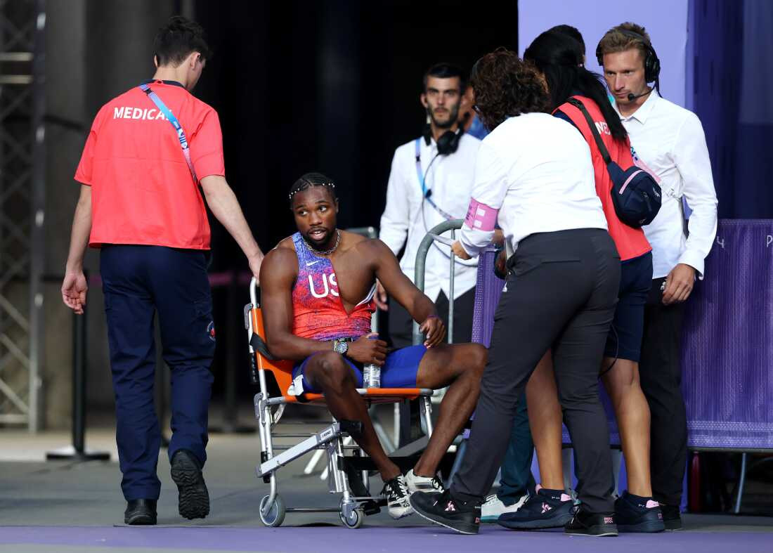 Noah Lyles ngồi xe lăn sau khi giành HCĐ
