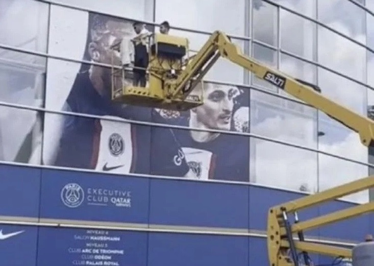 Hình ảnh gương mặt Mbappe bị gỡ khỏi sân Parc des Princes