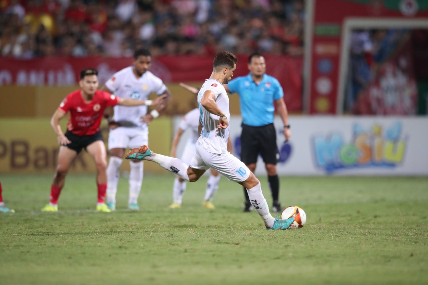 Thắng ngược CAHN, Thép Xanh Nam Định giữ vững ngôi đầu bảng V-League 2023/24 ảnh 18 Thắng ngược CAHN, Thép Xanh Nam Định giữ vững ngôi đầu bảng V-League 2023/24 ảnh 18