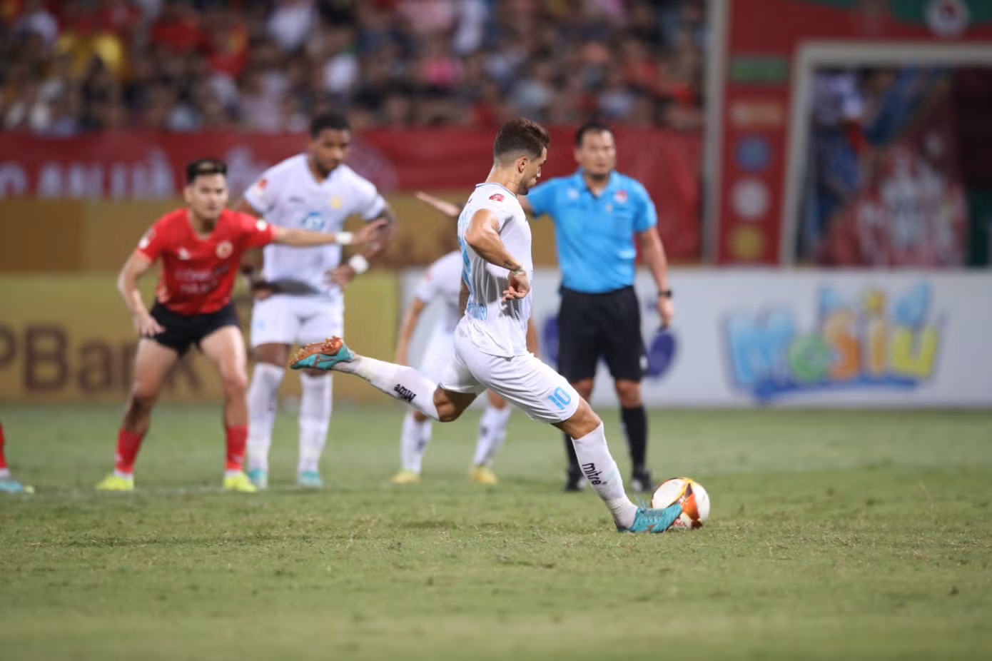 Thắng ngược CAHN, Thép Xanh Nam Định giữ vững ngôi đầu bảng V-League 2023/24 ảnh 18 Thắng ngược CAHN, Thép Xanh Nam Định giữ vững ngôi đầu bảng V-League 2023/24 ảnh 18