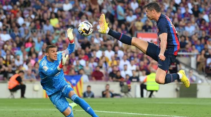 Lewandowski dứt điểm cận thành Valladolid mở tỷ số trận đấu Lewandowski dứt điểm cận thành Valladolid mở tỷ số trận đấu