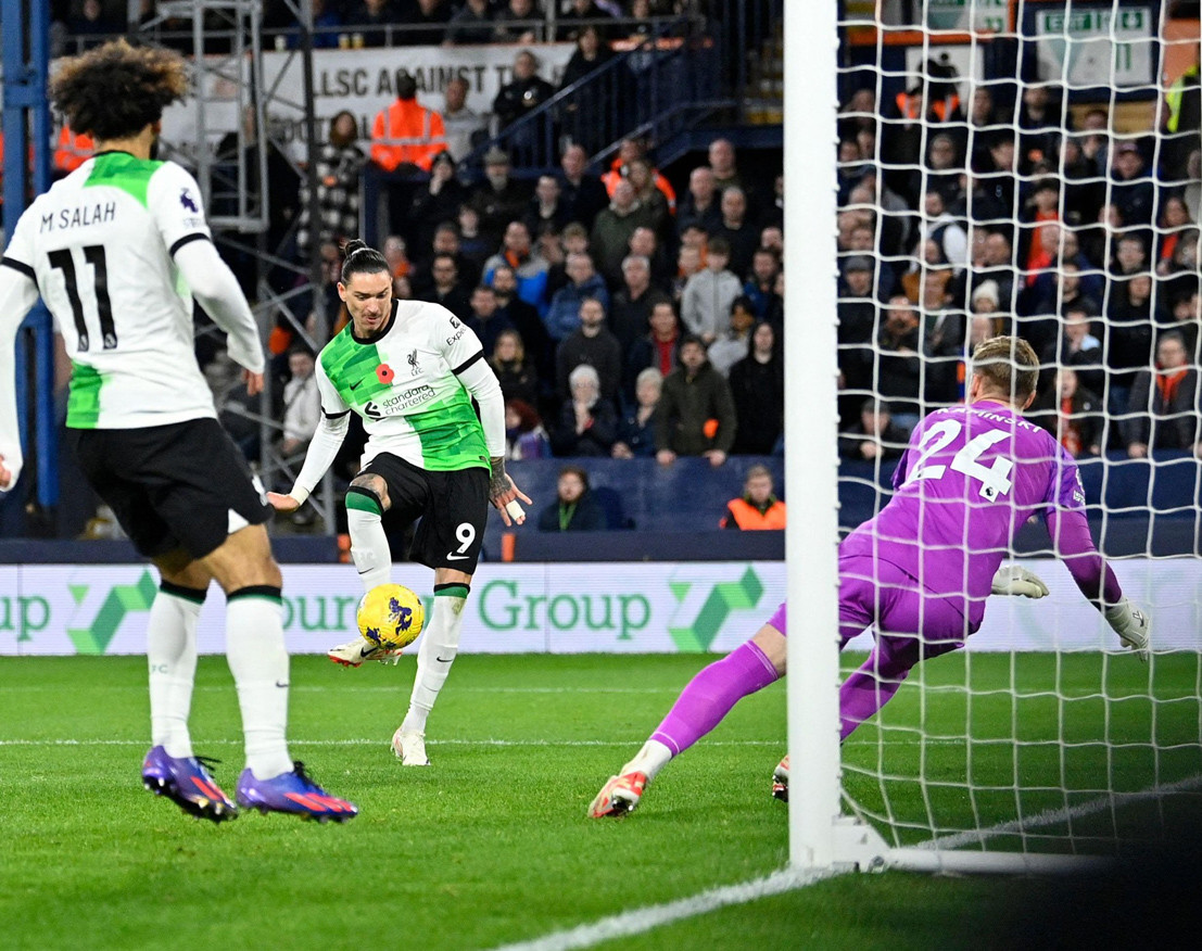 Trong tình huống như thế này, Nunez lại đưa bóng đi lên trời