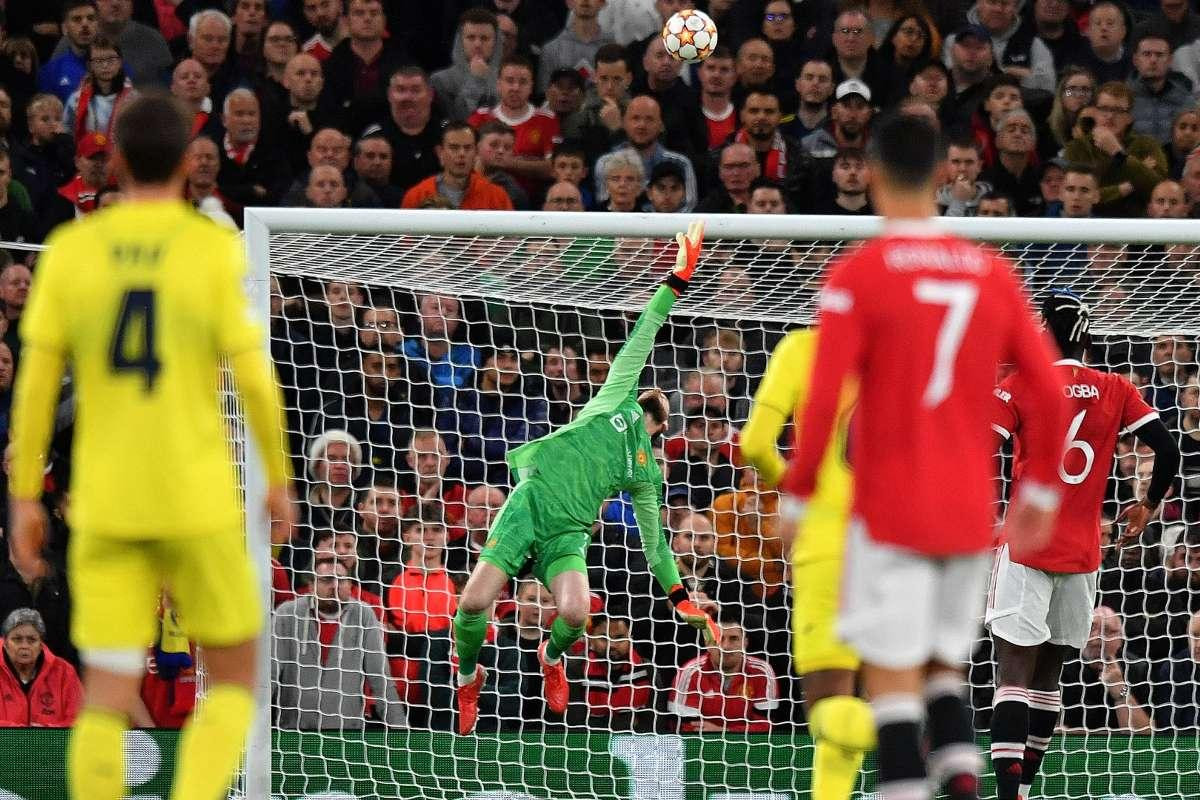 Pha bay người đẩy bóng sau cú đánh đầu của Alcacer của De Gea