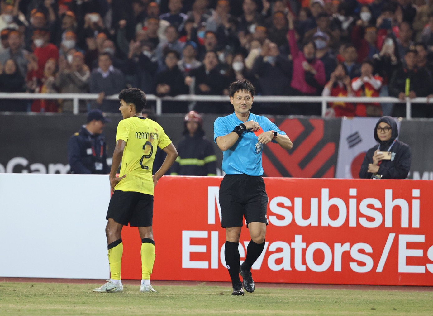 Trọng tài Sato đã rất quyết đoán đuổi Azmi (ảnh: NHƯ Ý) Trọng tài Sato đã rất quyết đoán đuổi Azmi (ảnh: NHƯ Ý)