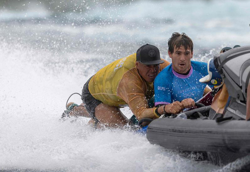 Jack Robinson được lực lượng cứu hộ đưa lên bờ Jack Robinson được lực lượng cứu hộ đưa lên bờ