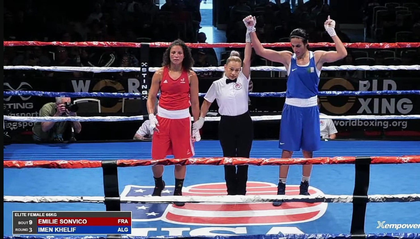 Iman Khalif (phải) có thể hình vượt trội đối thủ