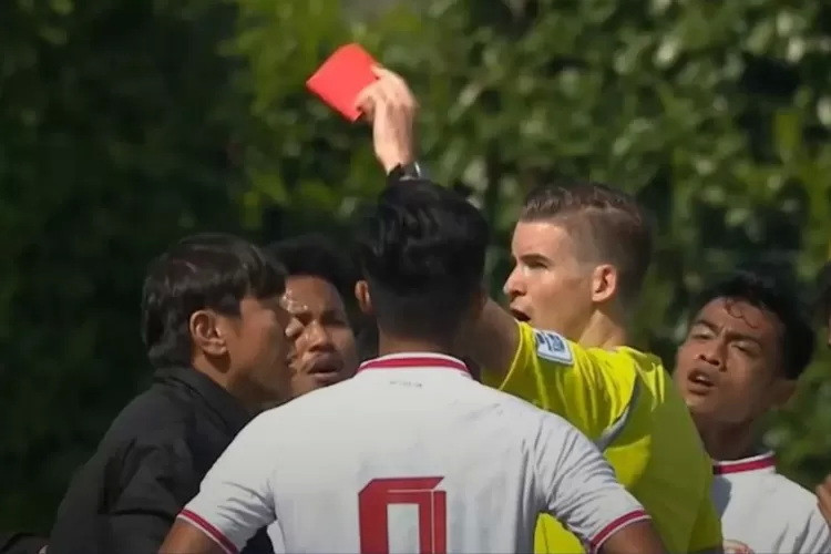 Trọng tài Letexier đuổi HLV Shin Tae-yong ở trận play-off Trọng tài Letexier đuổi HLV Shin Tae-yong ở trận play-off