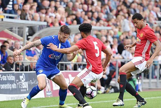 Marc Klok trong trận Oldham gặp Manchester United năm 2016