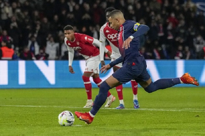 Mbappe ghi bàn từ chấm 11m đưa PSG lên dẫn 2-1 Mbappe ghi bàn từ chấm 11m đưa PSG lên dẫn 2-1