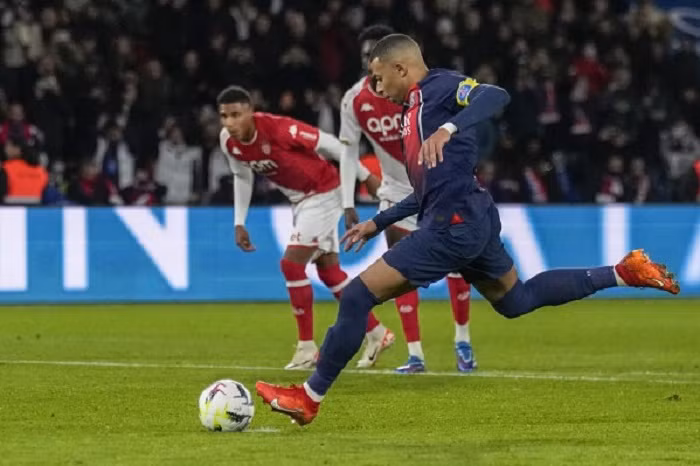 Mbappe ghi bàn từ chấm 11m đưa PSG lên dẫn 2-1 Mbappe ghi bàn từ chấm 11m đưa PSG lên dẫn 2-1