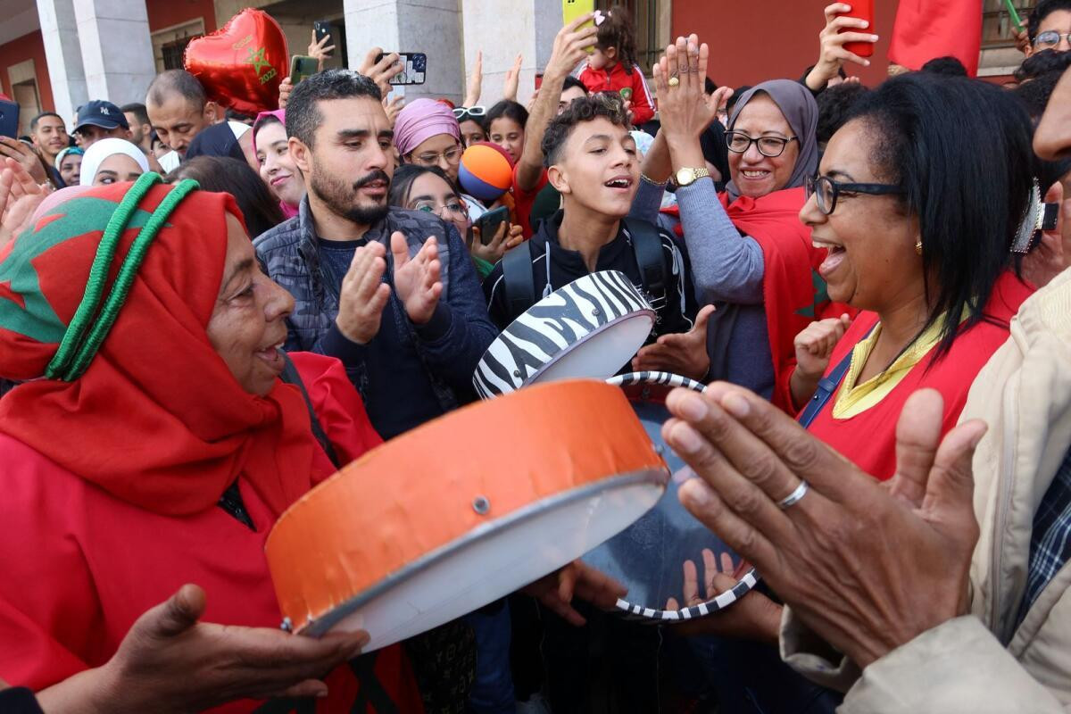 Các CĐV ăn mừng nhảy múa trước và trong khi đón đội tuyển