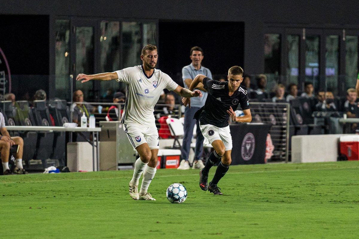 Romeo (phải), còn "mỏng cơm" nên bị hạn chế trong các pha tranh chấp Romeo (phải), còn "mỏng cơm" nên bị hạn chế trong các pha tranh chấp