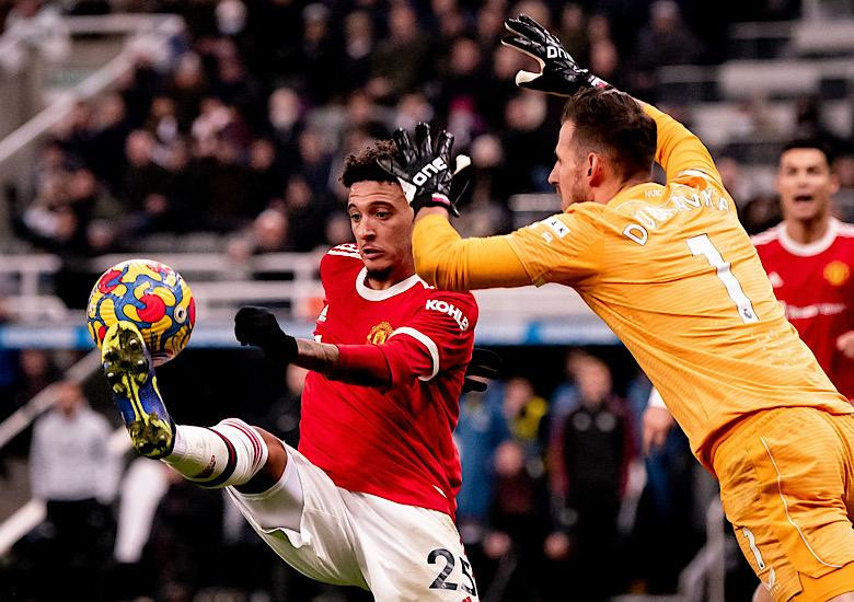 Dubravka đối đầu Sancho ở mùa trước