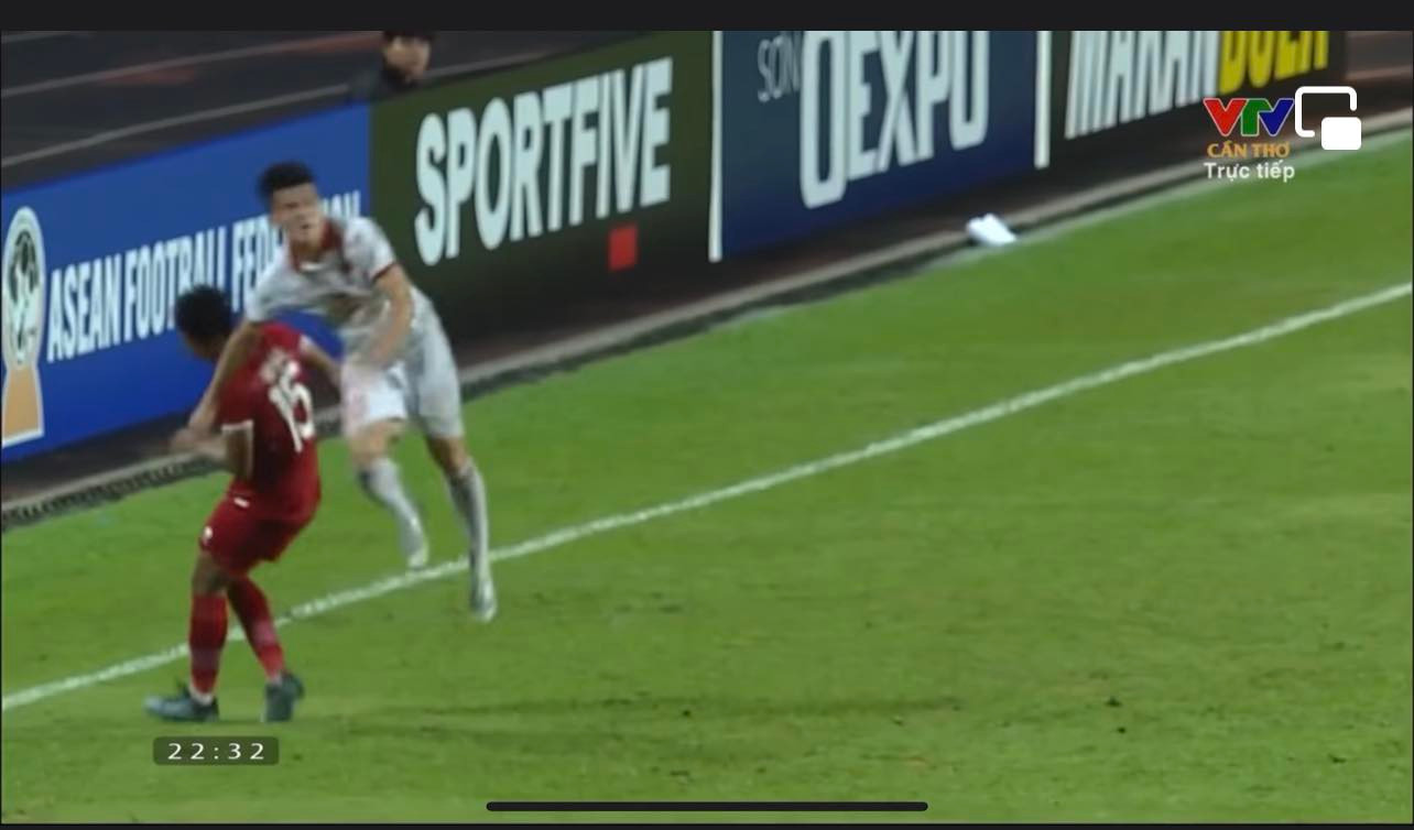 Hồng Phúc trong pha vung tay vào đầu đối thủ (ảnh chụp màn hình) Hồng Phúc trong pha vung tay vào đầu đối thủ (ảnh chụp màn hình)