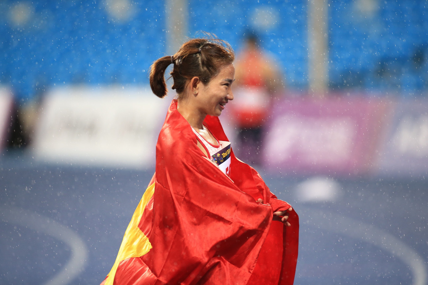 Đây là hình ảnh Nguyễn Thị Oanh ăn mừng hôm qua, bởi hôm nay cô không có thời gian để ăn mừng tấm HCV