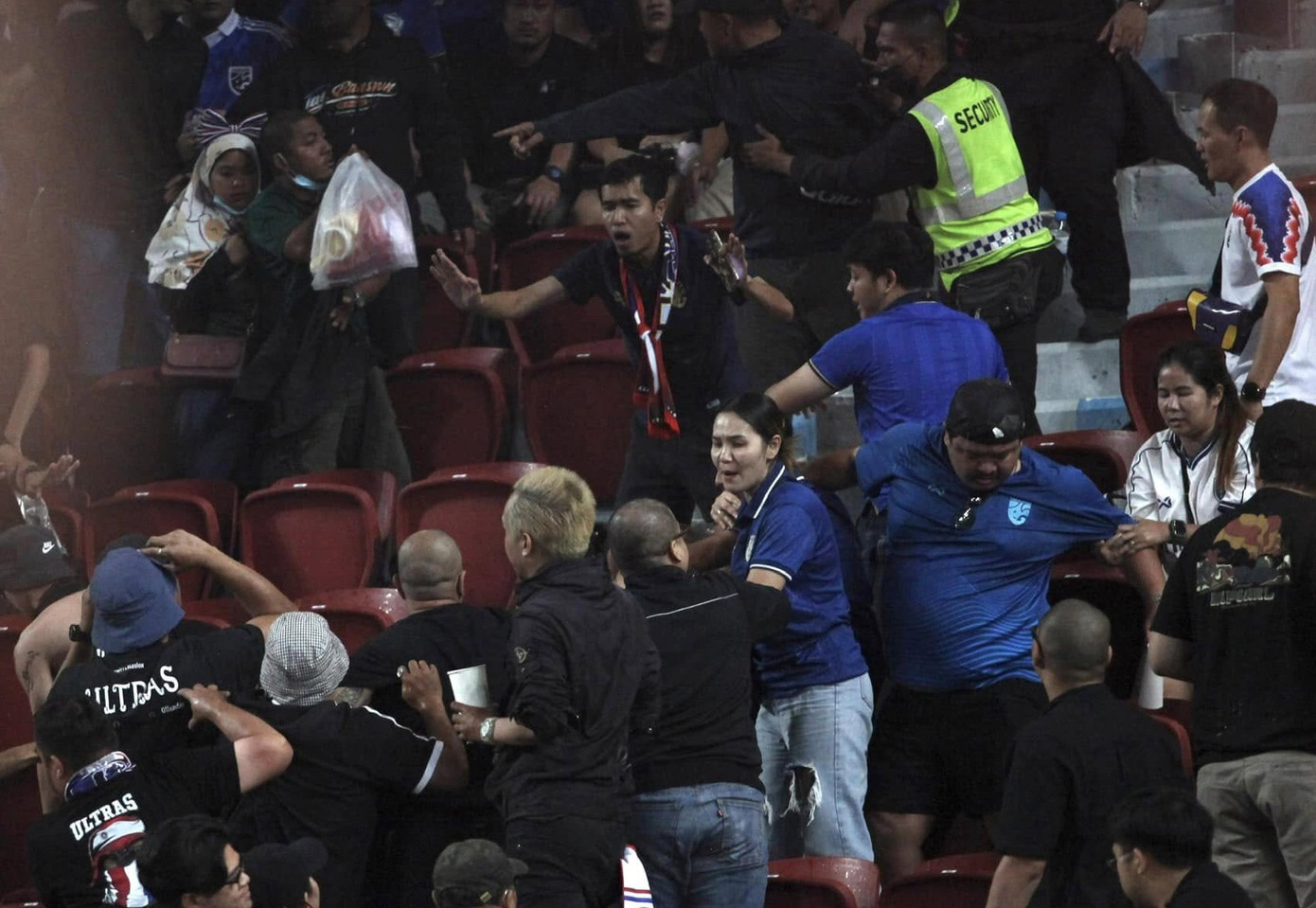 Các fan Thái Lan đã không giữ được bình tĩnh Các fan Thái Lan đã không giữ được bình tĩnh