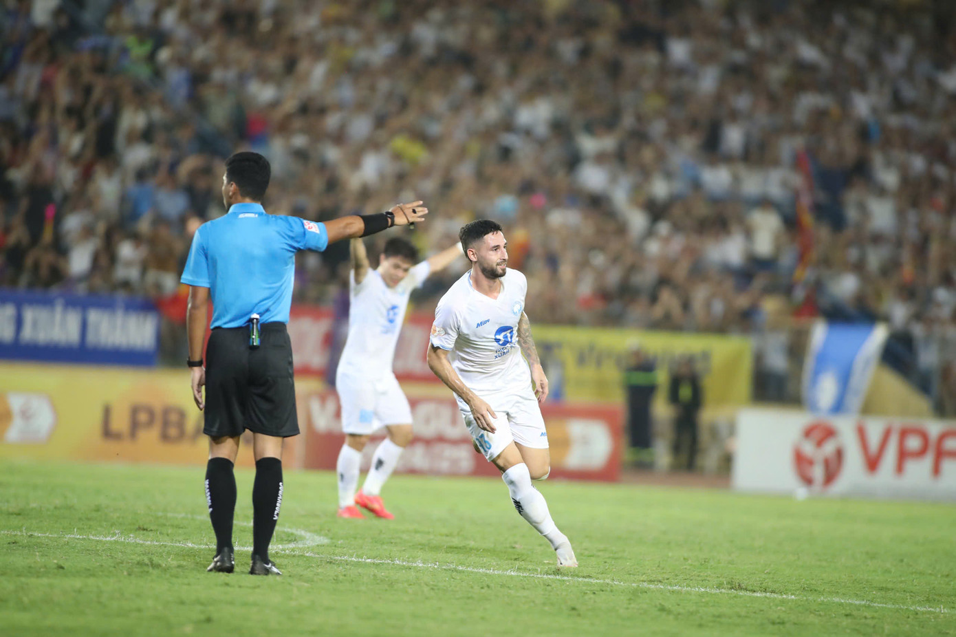 Nam Định gieo sầu cho Hà Nội, bứt phá trong cuộc đua vô địch ảnh 33