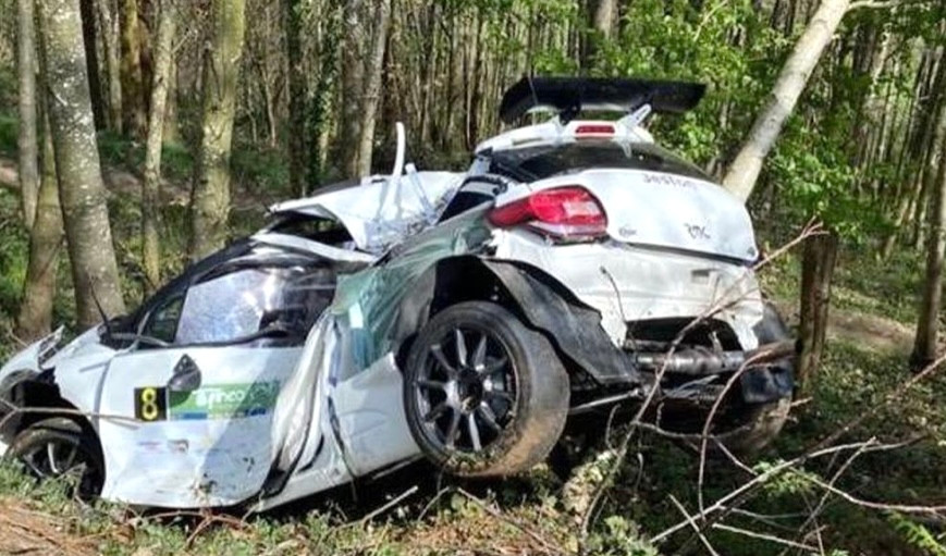 Chiếc xe đua gần như bị vò nát Chiếc xe đua gần như bị vò nát