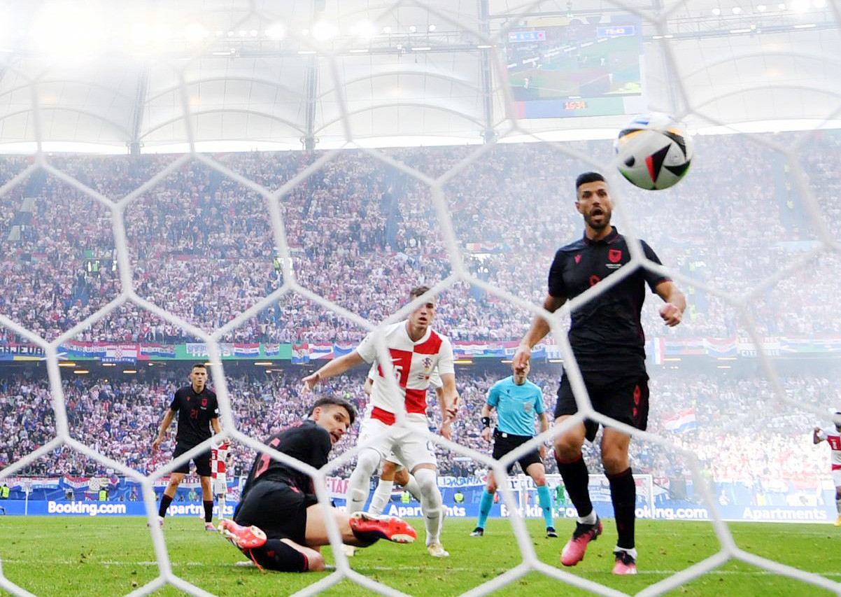 Gjasula (8) trong tình huống đá phản lưới nhà Gjasula (8) trong tình huống đá phản lưới nhà