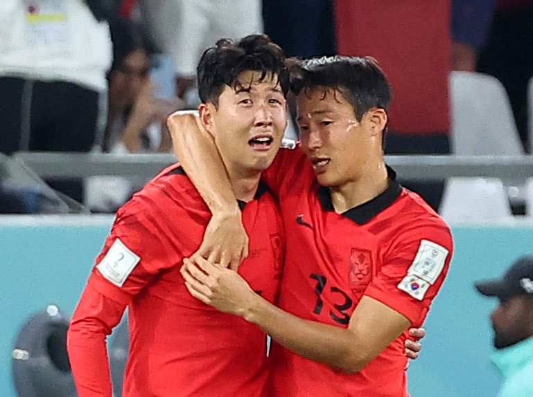 Son Jun-ho (phải) và Son Heung-min tại World Cup 2022