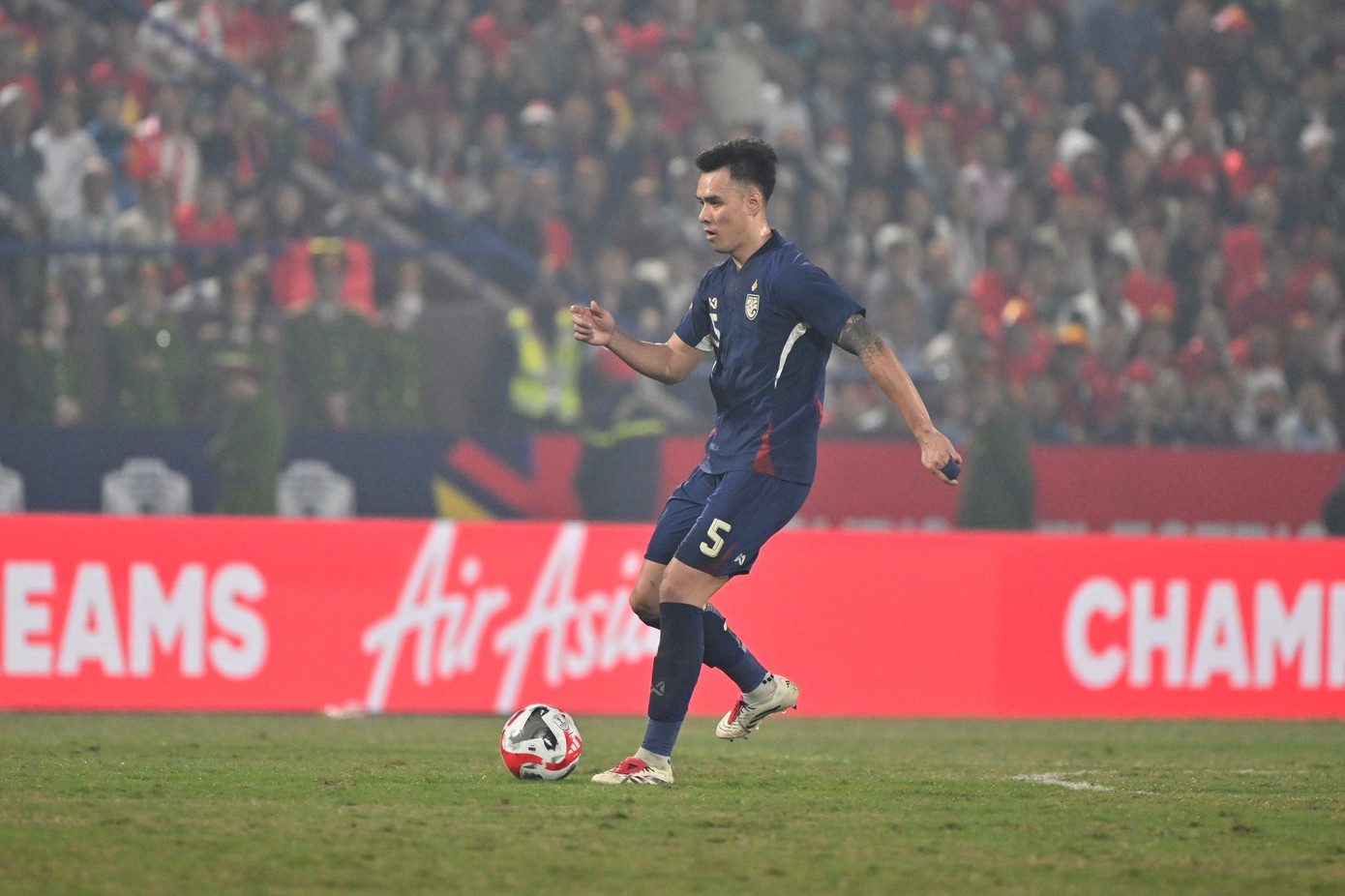 Trung vệ Chalermsak của Thái Lan khá chậm Trung vệ Chalermsak của Thái Lan khá chậm