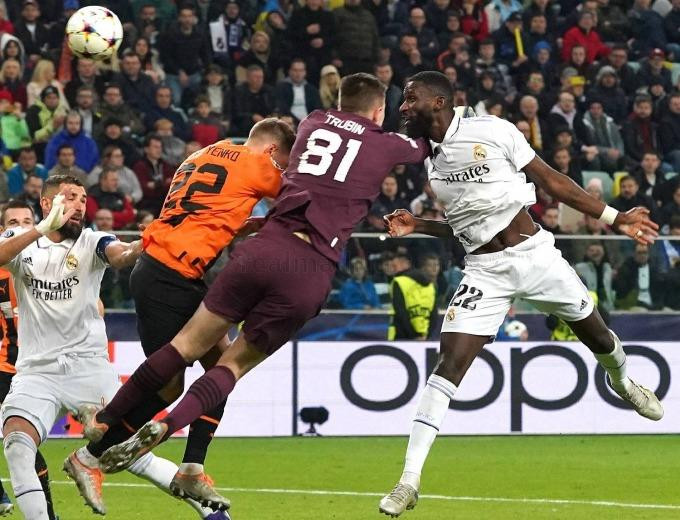 Rudiger trong pha ghi bàn dũng mãnh giúp Real giật lại 1 điểm