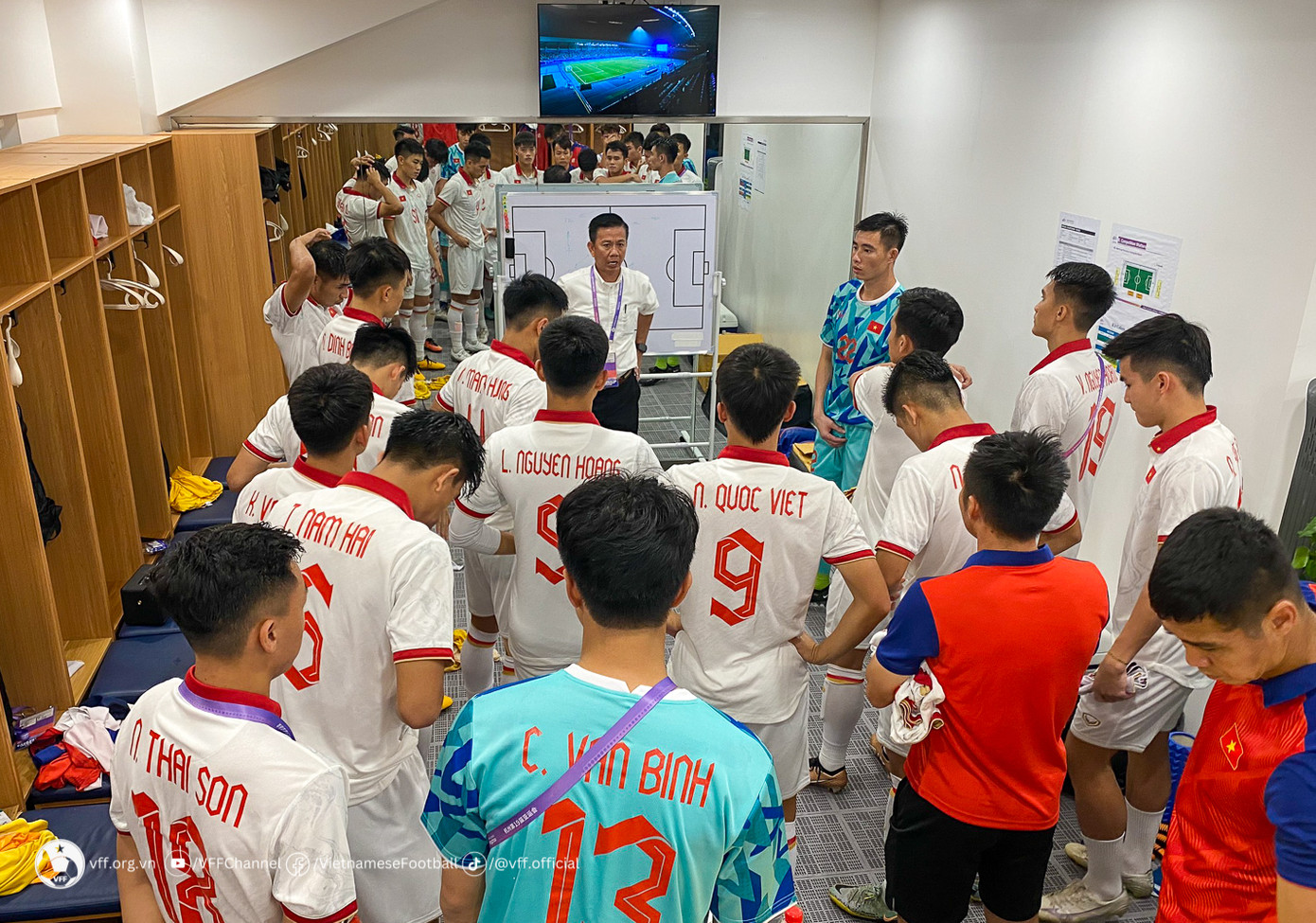 HLV Hoàng Anh Tuấn căn dặn các học trò trước trận (ảnh: VFF) HLV Hoàng Anh Tuấn căn dặn các học trò trước trận (ảnh: VFF)