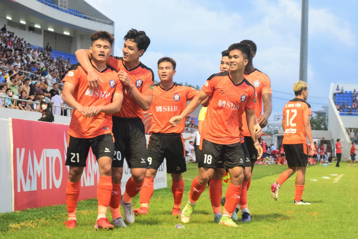 Từ đường triển khai của Phi Hoàng (21), Đình Duy (18) ghi bàn duy nhất giúp Đà Nẵng thắng 1-0 Từ đường triển khai của Phi Hoàng (21), Đình Duy (18) ghi bàn duy nhất giúp Đà Nẵng thắng 1-0