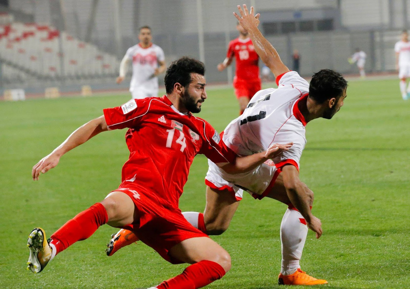 Palestine (trái) mất vé cay đắng trước Oman