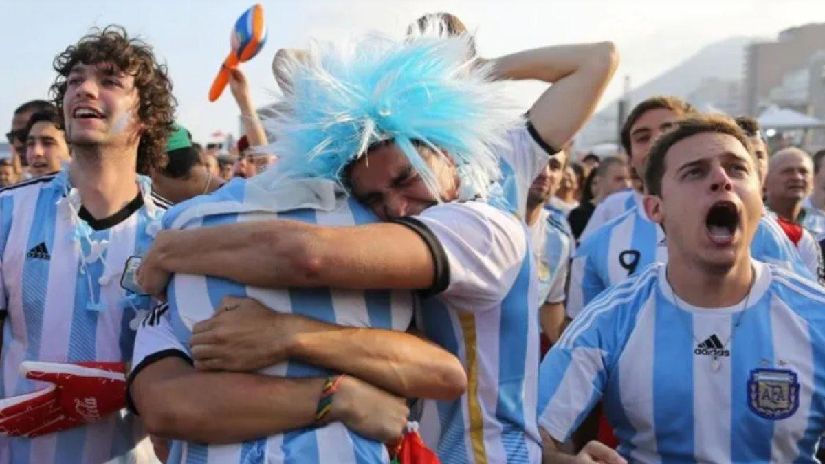 Các fan Argentina phát điên khi đội nhà thắng trận Các fan Argentina phát điên khi đội nhà thắng trận