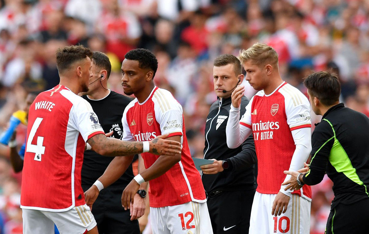 Giành chiến thắng trước Everton 2-1, Arsenal vẫn ngậm ngùi nhìn Man City nâng cúp vô địch ảnh 21 Giành chiến thắng trước Everton 2-1, Arsenal vẫn ngậm ngùi nhìn Man City nâng cúp vô địch ảnh 21