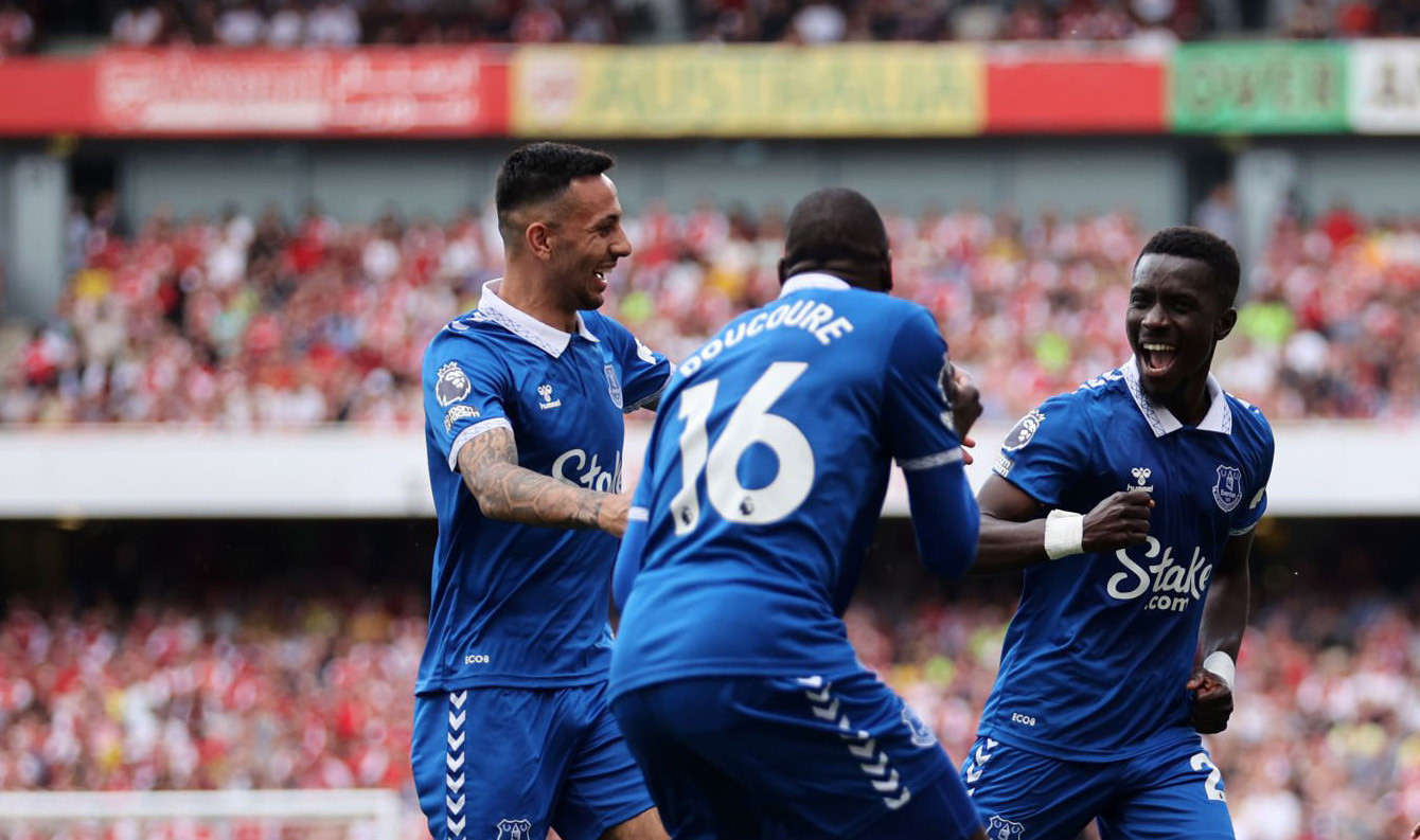 Giành chiến thắng trước Everton 2-1, Arsenal vẫn ngậm ngùi nhìn Man City nâng cúp vô địch ảnh 13 Giành chiến thắng trước Everton 2-1, Arsenal vẫn ngậm ngùi nhìn Man City nâng cúp vô địch ảnh 13